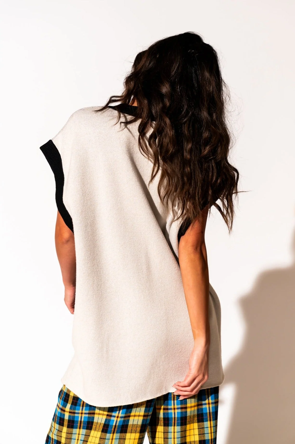 Oversized Sweater Vest in Pretty Kitty - Image 7